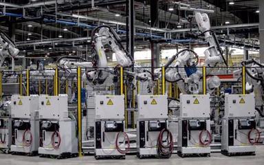 机器人助力汽车制造商应对电动汽车转型挑战